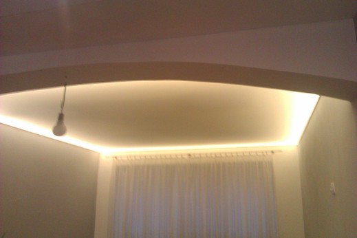 Napínaný strop, kombinace LED pásku po odvodě s LED panely