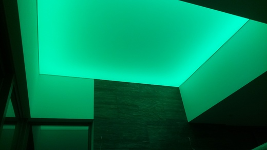 Napínaný strop RGB+W led osvětlený, obklad kamennou dýhou.