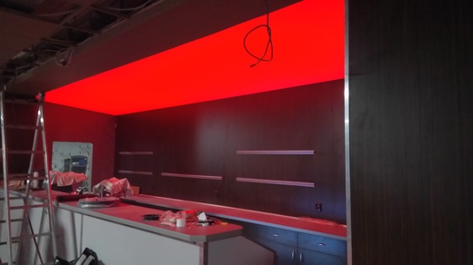 Napínaný strop, prosvětlený RGB LED pásky, bar Liberec