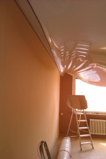 Začátek instalace napínaného stropu.