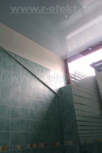 Napínaný strop, modrý lesk, koupelna, Praha 7