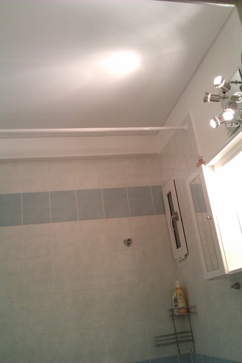 Napínaný strop, bílý lesk, koupelna, Praha 2