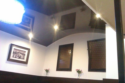 Klenutý napínaný strop, hnědý lesk, hotel, Praha 6
