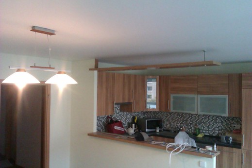 Montáž napínaného stropu do obýváku a kuchyně.