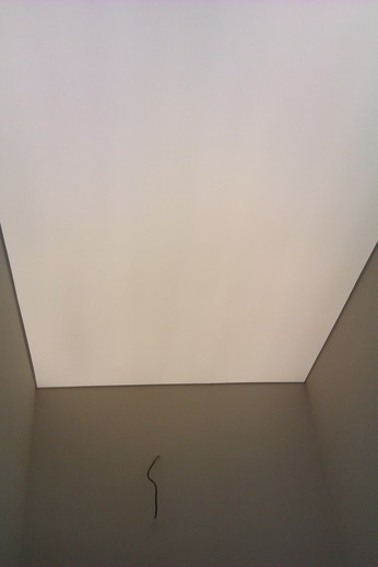 Podsvícený strop LED pásky.