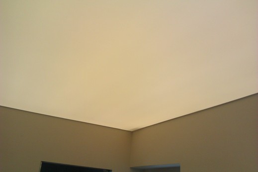 Podsvícený strop LED pásky.