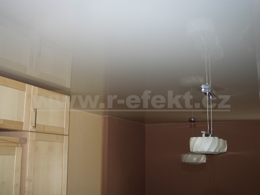 Napínaný strop v obýváku panelového bytu, Praha 4