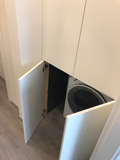 Vestavba pračky, dvířka na míru do výklenku v předsíni.